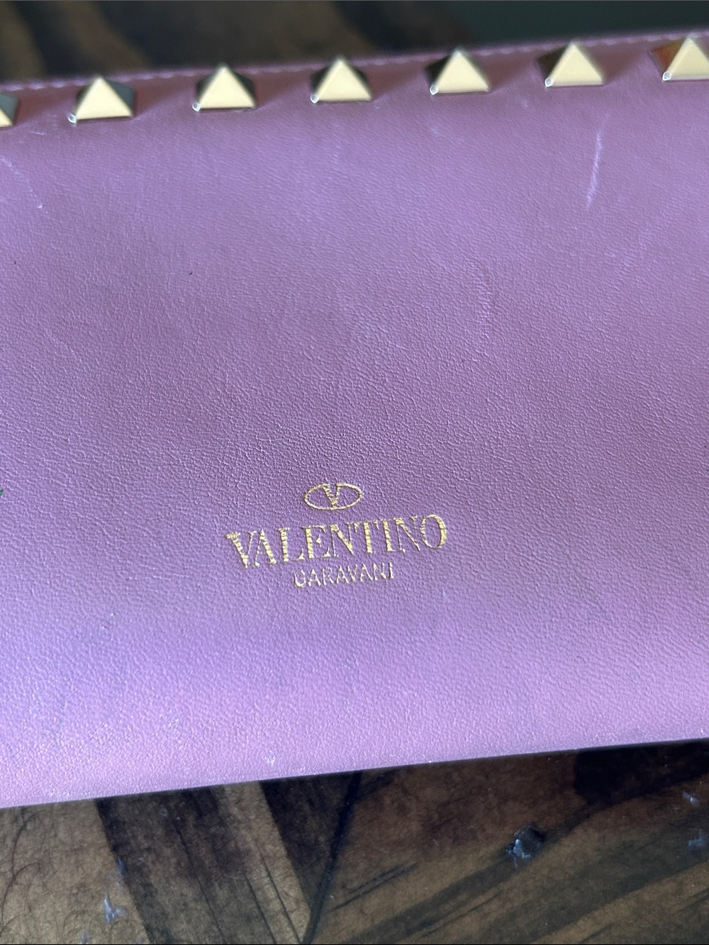 464. Valentino Garavani Pink Zip-Around Rockstud Wallet with Gold Studs - Picture 2 of 10